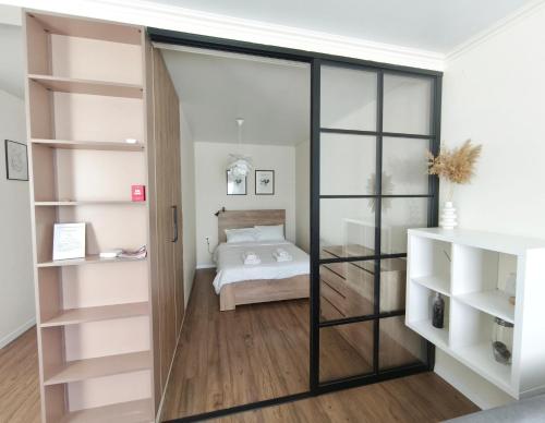 Postel nebo postele na pokoji v ubytování Стильная квартира ЖК Ривьера Сити