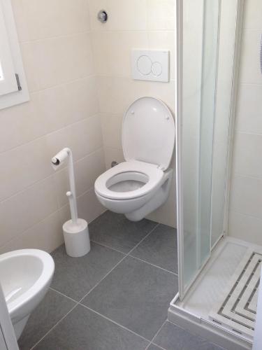 a bathroom with a toilet and a sink at appartamento giorgia in Schio