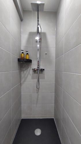 a bathroom with a shower with a toilet in it at La Petite Savane - Hyper centre-ville in Beauvais