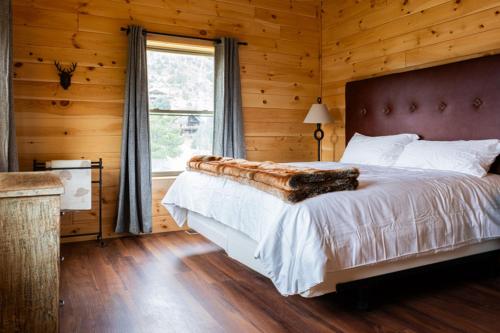 Postel nebo postele na pokoji v ubytování Mt. Lemmon Lodge