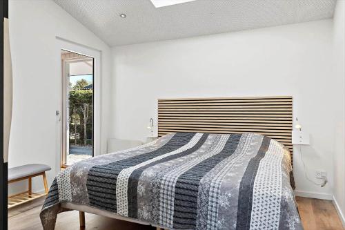 HadsundにあるOH552-Hadsund-Ryttermarken-48のベッドルーム1室(ストライプ毛布付きのベッド1台付)