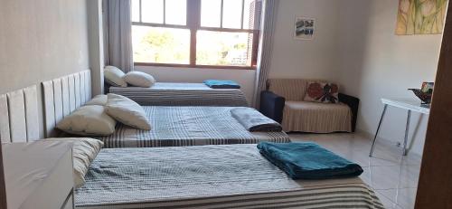 Ένα ή περισσότερα κρεβάτια σε δωμάτιο στο Kitnet compacta e acolhedora