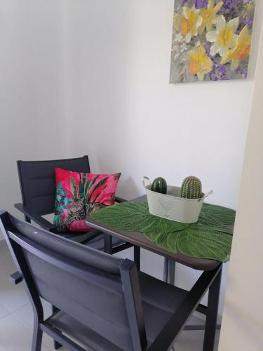 una mesa con una silla y un bol de fruta en ella en B&B Altamarea, en Crotone