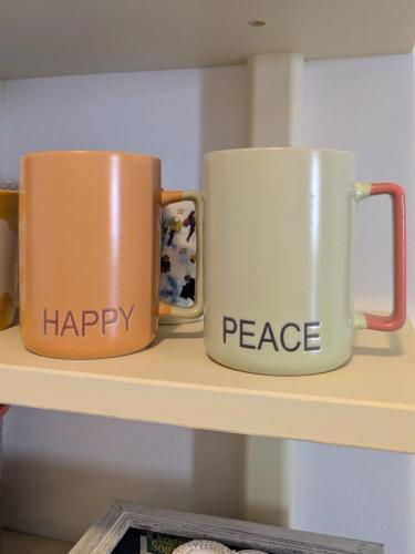 two coffee mugs sitting on top of a shelf at La casa di Lino in Volta Mantovana