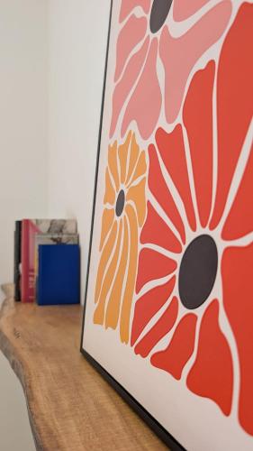 a painting of a flower on a table at La casa di Lino in Volta Mantovana