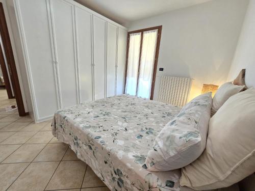 a bedroom with a bed and a window at La casa di Lino in Volta Mantovana