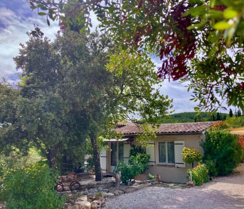 Κήπος έξω από το Maset des Amandiers