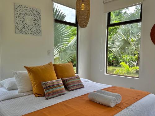 Un pat sau paturi într-o cameră la Selvatica - Deluxe King Room with Garden Views