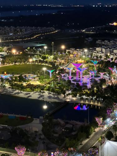 Long BìnhGrace Home Airb&b Apartment的夜空城市的空中景观