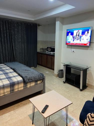 TV a/nebo společenská místnost v ubytování Cozy one Bed Appartment with Balcony 103
