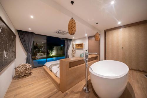 O baie la Blue Coral Luxury Villa - Tropical Modern Living