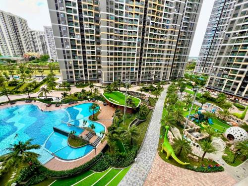 Long BìnhGrace Home Airb&b Apartment的带有游泳池和高楼的度假村的鸟瞰图