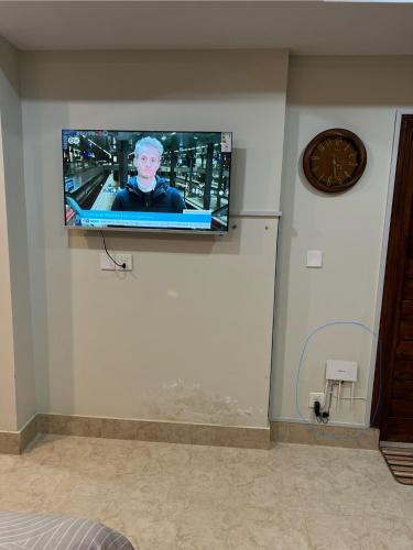 TV a/nebo společenská místnost v ubytování Cozy one Bed Appartment with Balcony 103