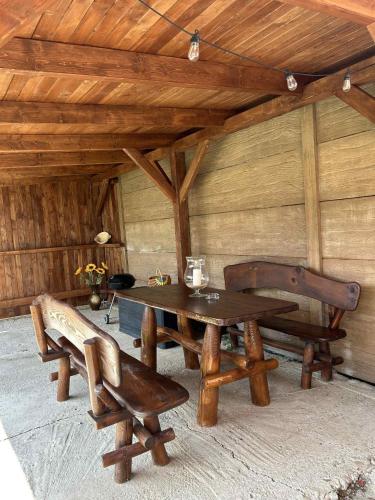 a wooden table and a bench in a room at Rodinný dom u Veroniky in Snina
