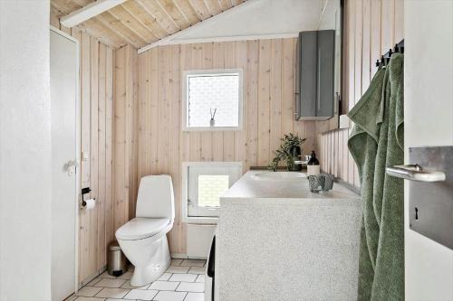 a small bathroom with a toilet and a sink at G608-Lemvig-Gyvelvej-8 in Lemvig