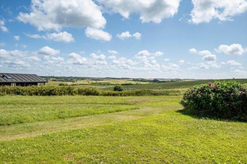 a field of grass with a house in the distance at G608-Lemvig-Gyvelvej-8 in Lemvig