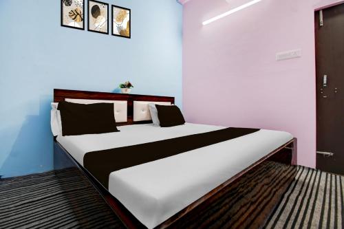 Ένα ή περισσότερα κρεβάτια σε δωμάτιο στο Hotel O Aashirwad Banquet And Restaurant