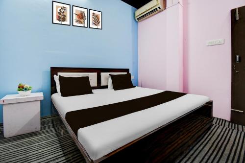 Ένα ή περισσότερα κρεβάτια σε δωμάτιο στο Hotel O Aashirwad Banquet And Restaurant