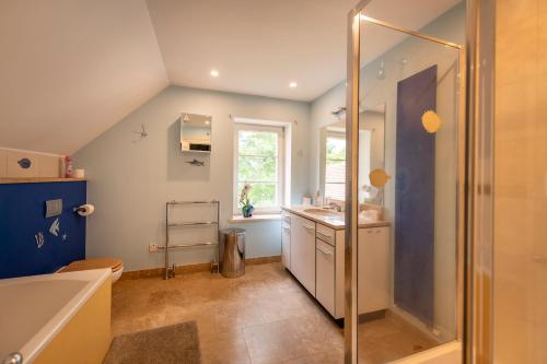 un bagno con doccia, lavandino e vasca di Villa Margaret a Lądek-Zdrój