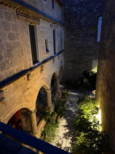 a brick building with an archway on the side of it at Belles chambres et SPA, en pleine nature in Cournonsec