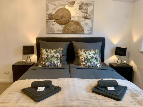 a bedroom with two beds with towels on them at Olivewood City Apartment in Burgwedel