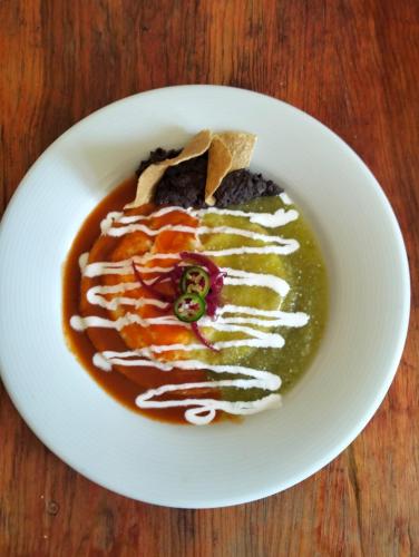 un plato blanco con un tazón de sopa en una mesa en Hotel Antigua Casa de Piedra, en San Miguel de Allende