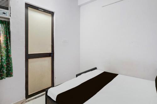 Ένα ή περισσότερα κρεβάτια σε δωμάτιο στο Hotel O Shri Panchmukhi Residency Baran Road