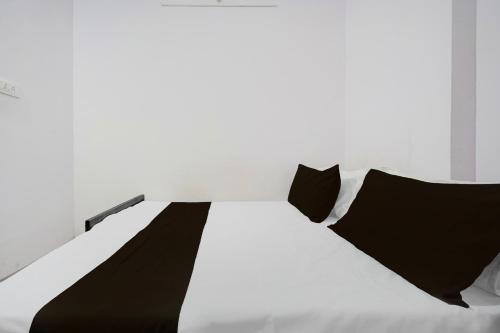 Ένα ή περισσότερα κρεβάτια σε δωμάτιο στο Hotel O Shri Panchmukhi Residency Baran Road