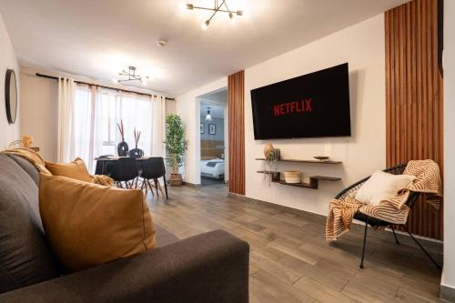 a living room with a couch and a table at Departamento cerca de Estadio GNP y Aeropuerto in Mexico City