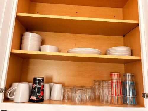 Gregory TownにあるLa Villa Anayaの食器、カップ、皿が入った戸棚