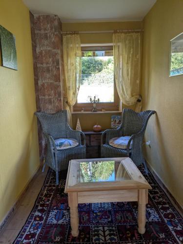 a living room with two chairs and a coffee table at Villa Viola 
