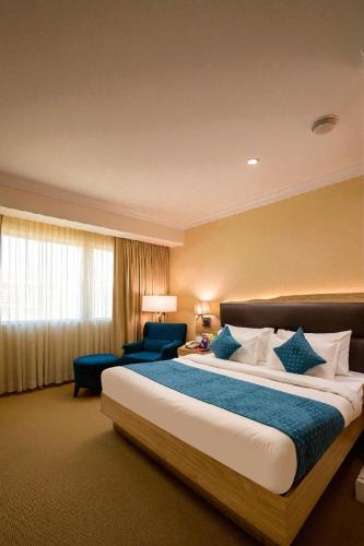 Un ou plusieurs lits dans un hébergement de l'établissement Hotel Salt N Rove Near Terminal 3 Delhi Airport With Free Airport Pickup