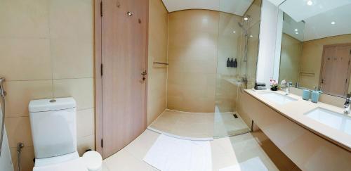 Ένα μπάνιο στο Modern 2BR Apartment, 4beds - Yas Island, in front of Sea World