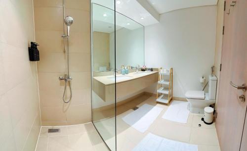 Ένα μπάνιο στο Modern 2BR Apartment, 4beds - Yas Island, in front of Sea World