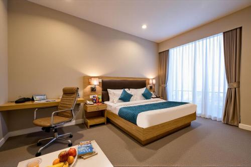 une chambre d'hôtel avec un lit, un bureau et un ordinateur dans l'établissement Hotel Salt N Rove Near Terminal 3 Delhi Airport With Free Airport Pickup, à New Delhi