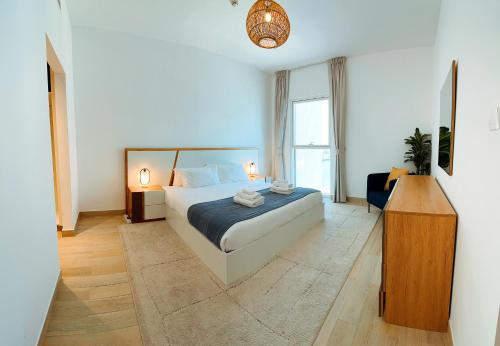 Ένα ή περισσότερα κρεβάτια σε δωμάτιο στο Modern 2BR Apartment, 4beds - Yas Island, in front of Sea World