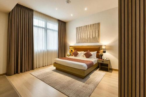 Un ou plusieurs lits dans un hébergement de l'établissement Hotel Salt N Rove Near Terminal 3 Delhi Airport With Free Airport Pickup