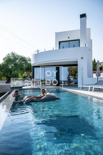 Villa Mar y Monte, saltwater pool, sea and mountain views, by OYOOSTAYS
