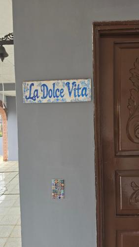 Cuartos independientes con baño privado - Casa La Dolce Vita Las Tablasに飾ってある許可証、賞状、看板またはその他の書類