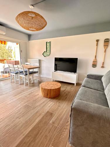 ein Wohnzimmer mit Sofa und Tisch in der Unterkunft Hacienda - 6 couchages - Terrasse & Garage in Antibes