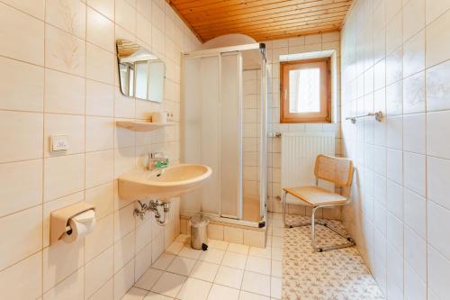 a small bathroom with a sink and a shower at Frühstückspension Zippo in Greifenburg