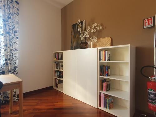una estantería blanca con libros. en ReBeeApartments - apt 1, en Lodi