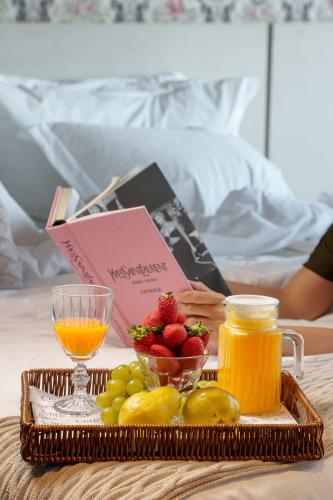 un vassoio di frutta e succo e un libro su un tavolo di Chris Wellness Resort Hotel a Campos do Jordão