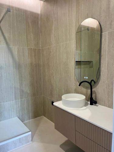 ein Badezimmer mit Waschbecken und Spiegel in der Unterkunft Suite Brume - Maison les Arcades au pied de la gare de Charleville-Mézières in Charleville-Mézières