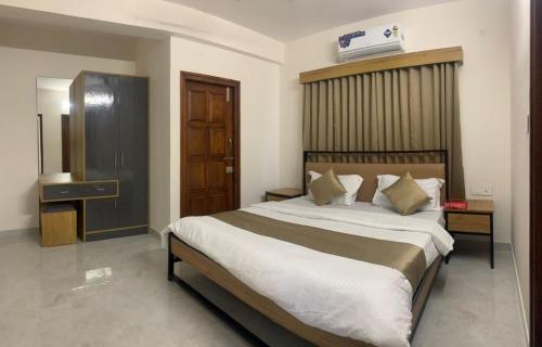 a bedroom with a large bed in a room at DeVerveil Mysore in Mysore