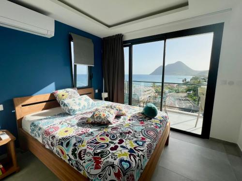 Un dormitorio con una cama con vista al mar. en Le BÔ Diamant Duplex - Luxe et vue mer, en Le Diamant