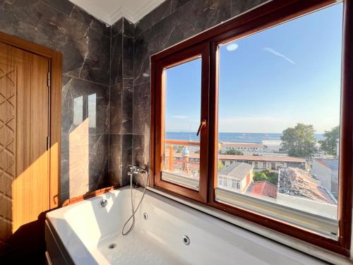 Ένα μπάνιο στο Mamma Marya Hotel