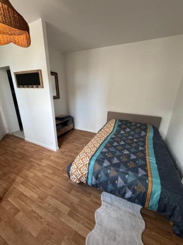 Postel nebo postele na pokoji v ubytování Studio Pensée - Proche centre ville