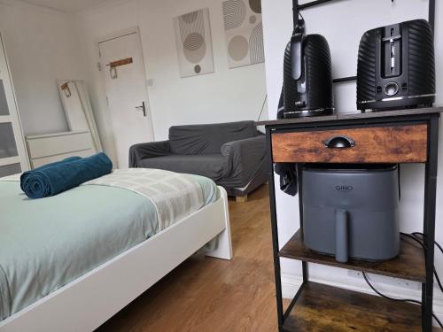 a room with a bed and a television on a table at Studios & Ensuite Doubles - Central RG1 - Oracle - Station & Hospital in Reading