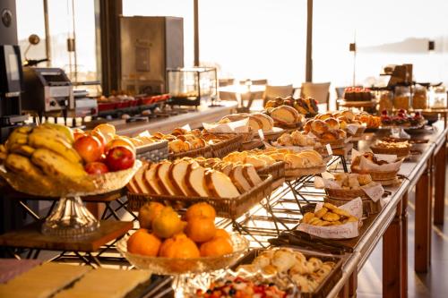 un buffet pieno di diversi tipi di cibo di Chris Wellness Resort Hotel a Campos do Jordão